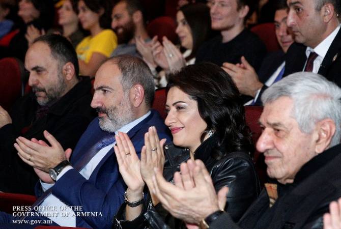 رئيس الوزراء نيكول باشينيان مع زوجته السيدة آنا هاكوبيان يحضران الحفل الختامي لمهرجان يريفان للجاز 