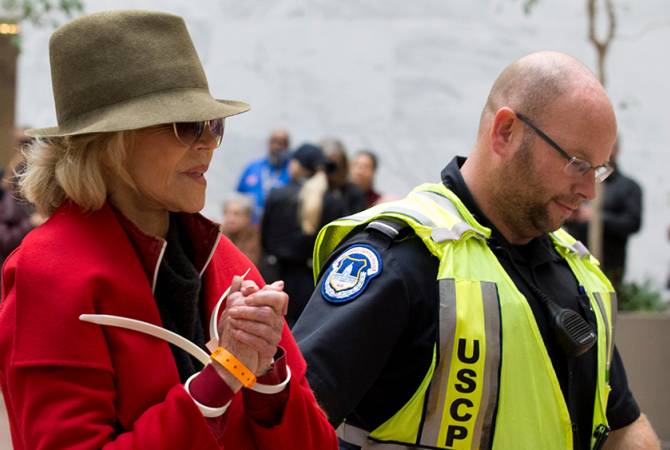 Դերասանուհի Ջեյն Ֆոնդային ամեն ուրբաթ ձերբակալում են ԱՄՆ-ի Կոնգրեսի մոտ Էկոբողոքների համար
