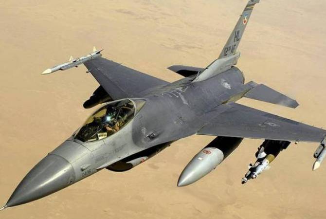  F-16 американских ВВС в Японии выронил в полете учебную ракету 