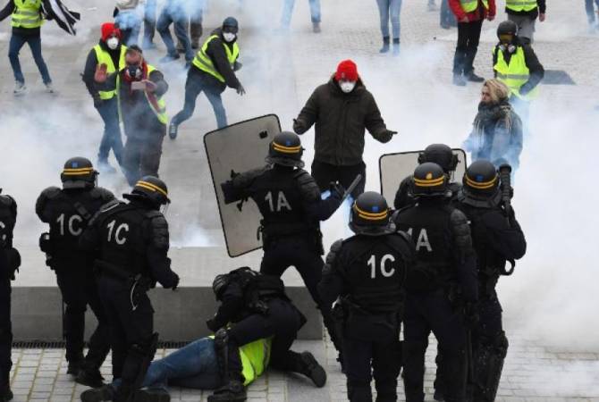 Le Monde: во Франции с ноября 2018 года полиция задержала более 10 тыс. "желтых 
жилетов"