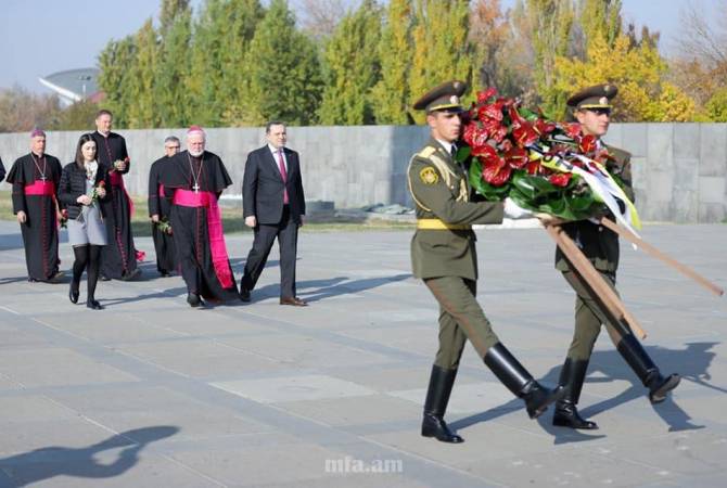Секретарь  по отношениям с государствами Святого Престола  посетил Мемориал в 
Цицернакаберде
