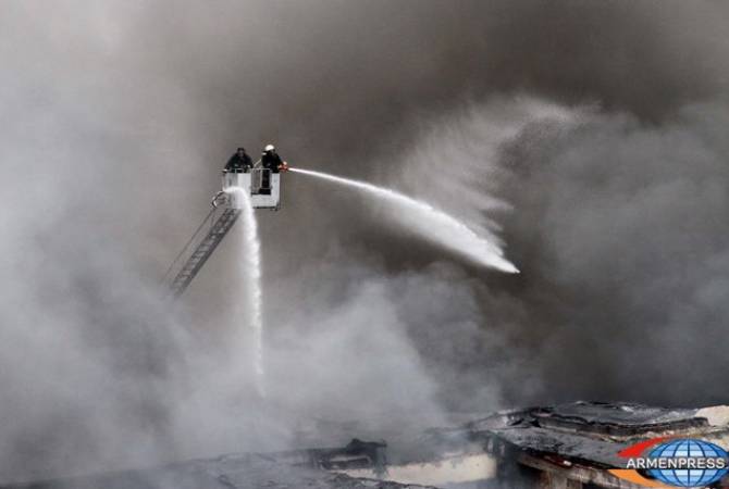 На  крыше соседнего с НС РА  строения вспыхнул пожар — на месте  работают 15 боевых 
расчетов