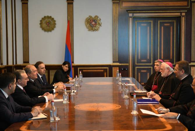 Армен Саркисян принял секретаря по связям с государствами Святого Престола