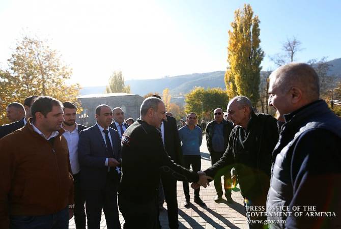 Пашинян ознакомился с ходом субвенционных программ в трех городах, провел встречу с 
Бако Саакяном