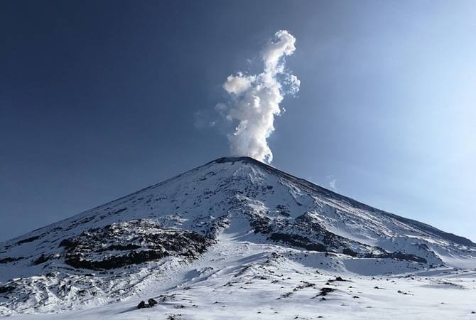 На Камчатке началось извержение высочайшего вулкана Евразии