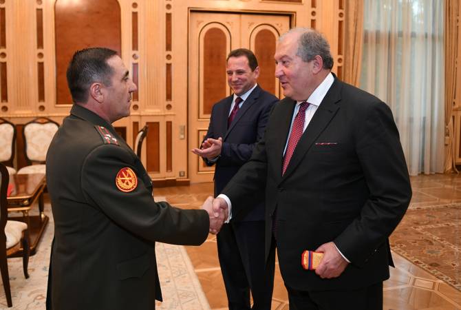 Указом президента Армении, Армену Арутюняну присвоено воинское звания генерал-
майора

