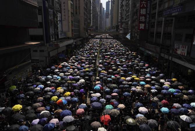 Демонстранты блокируют движение транспорта в деловом центре Гонконга