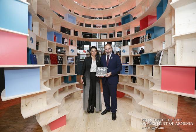 Armenian PM gifts books to Paris Peace Forum Library 