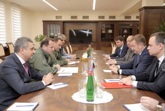 Armenian defense minister receives Russian delegation
