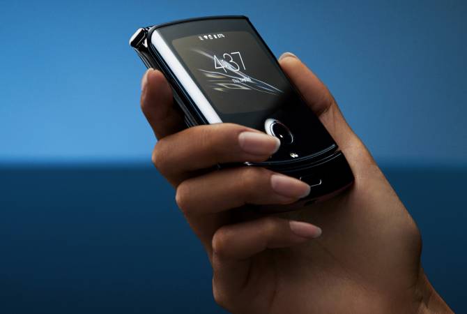 Motorola представила складной смартфон с двумя экранами 