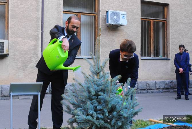 Арарат Мирзоян и Дарига Назарбаева посадили дерево в парке НС Армении

