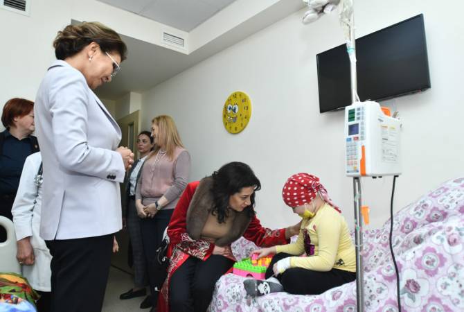 Աննա Հակոբյանն ու Դարիգա Նազարբաևան այցելել են քաղցկեղ և արյան 
հիվանդություններ ունեցող փոքրիկներին