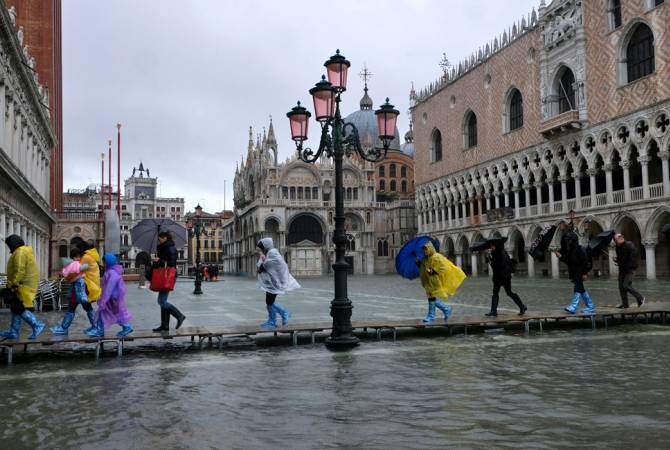 Туристы в Венеции начали спасаться от наводнения на верхних этажах отелей