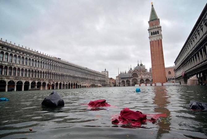 Площадь Святого Марка в Венеции закрыли из-за наводнения