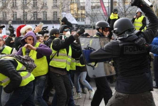 В Париже задержали не менее 16 человек в ходе акции "желтых жилетов"