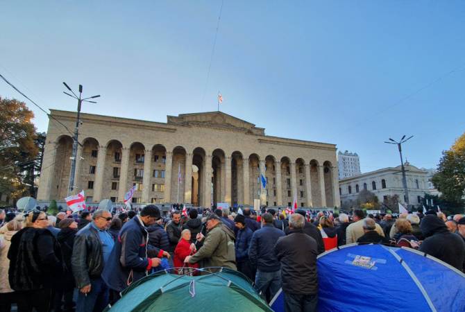 Митингующие в Тбилиси продолжают блокировать парламент