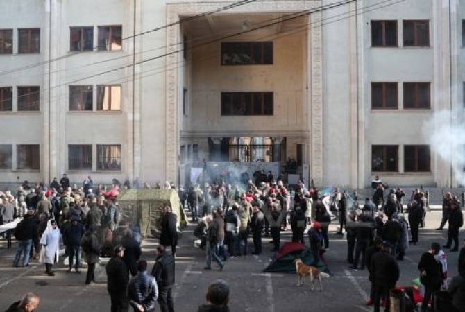 Парламент Грузии не смог начать работу из-за действий митингующих