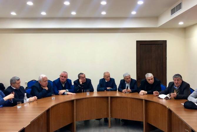 Общественный совет созвал внеочередное заседание и выразил сожаление в связи с 
отставкой В. Манукяна