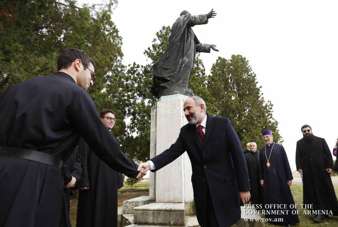 رئيس الوزراء باشينيان يقيّم عمل الأخوية الأرمنية للأباء المخيتاريان عند زيارة مركز الأخوية بالبندقية