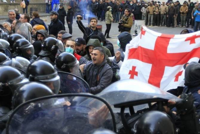 Десятерых участников акции протеста в Тбилиси отправили под арест