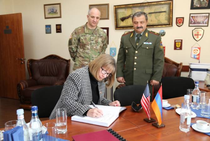 Посол США в Армении посетила Национальный исследовательский университет обороны