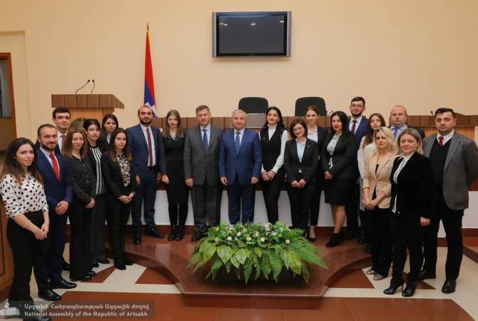 В парламенте Арцаха приняли младших дипломатов Армении

