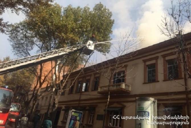 На крыше ресторана “Долмама” на перекрестке улиц Абовяна и Пушкина вспыхнул пожар

