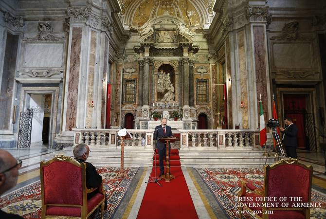  Le Premier ministre a visité l'Église catholique arménienne Saint-Nicolas à Rome
