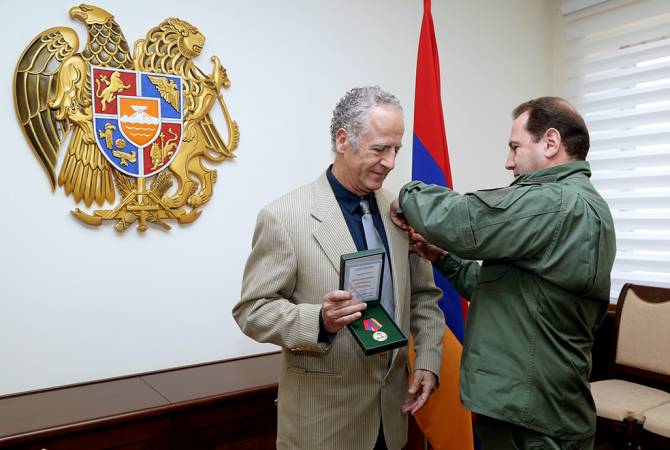 АРМЕНИЯ: Министр обороны РА принял благотворителя Вигена Карапетяна