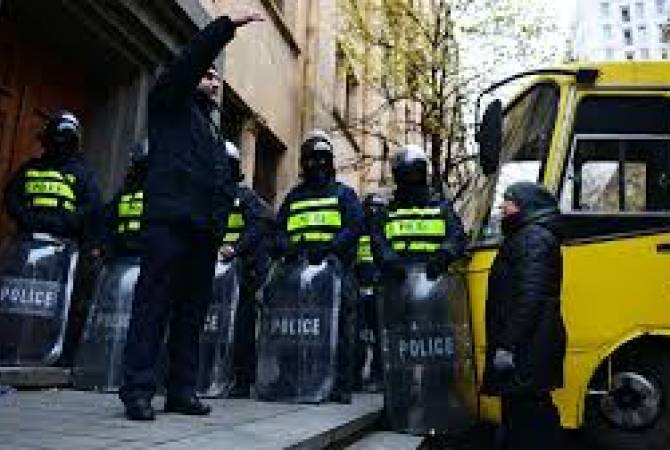 ГРУЗИЯ: В Тбилиси полиция перекрыла доступ к зданию парламента