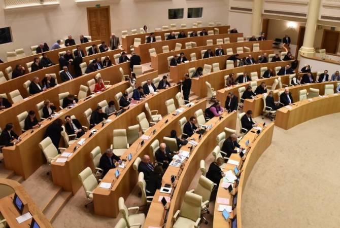  Оппозиционные депутаты в Грузии отказались от парламентских должностей 