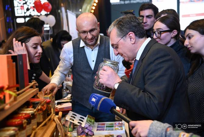 وزير الخارجية زوهراب مناتساكانيان يحضر معرض الأعياد مع اشتراك التمثيلات الدبلوماسية بأرمينيا-صور-