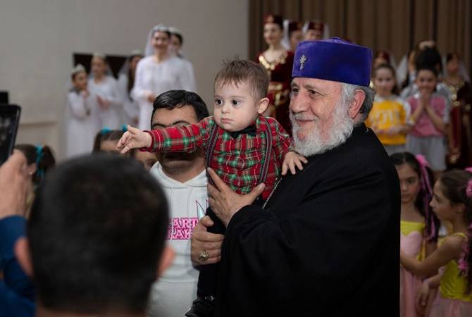 АРМЕНИЯ: На новогоднем торжестве Первопрестольный Святой Эчмиадзин принял детей с особыми потребностями