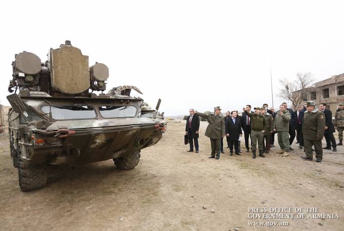 رئيس الوزراء نيكول باشينيان مع وزير الدفاع دافيت تونويان يتفقد منظومات صواريخ  Osa AKs الجديدة للجيش