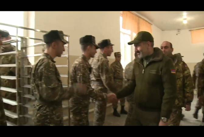 Никол Пашинян в воинской части Ноемберяна проверяет питание солдат

