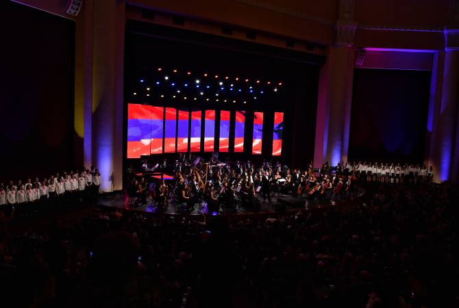 АРМЕНИЯ: Премьер-министр вместе с супругой присутствовал на концерте по случаю Нового года