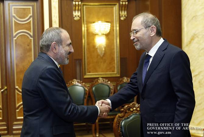 Pashinyan a reçu  le  Ministre jordanien des Affaires étrangères et des émigrés

