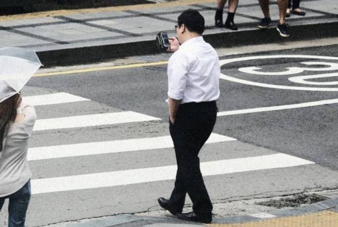 В Сингапуре хотят отучить пешеходов от просмотра гаджетов на ходу