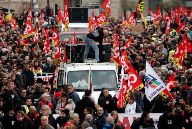 Во Франции общественный транспорт фактически встал из-за общенациональной 
забастовки