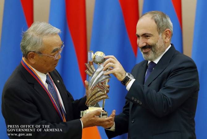 Pashinyan a remis le prix d'État  à scientifique japonais Takeo Canade