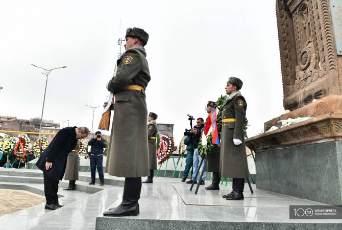 В  Спитаке Никол Пашинян возложил цветы  к  памятнику жертвам землетрясения