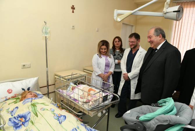 Родители младенцев,  родившихся в  Гюмри 7  декабря, получили подарки от президента  
РА