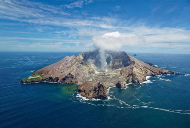 В Новой Зеландии началось извержение вулкана на острове Уайт-Айленд