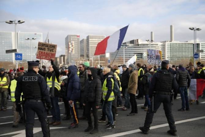 Манифестанты заблокировали работу семи автобусных парков в парижском регионе Иль-
де-Франс