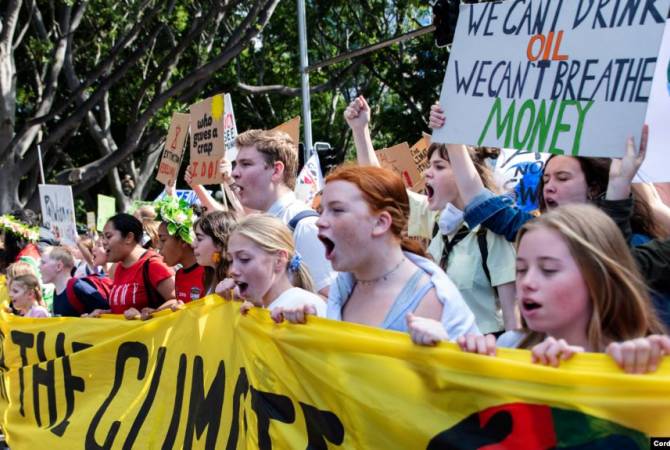 Около 10 тыс. человек приняли участие в климатической акции протеста у здания мэрии 
Сиднея