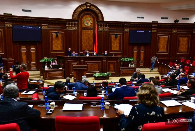 В Национальном собрании Армении началось внеочередное заседание

