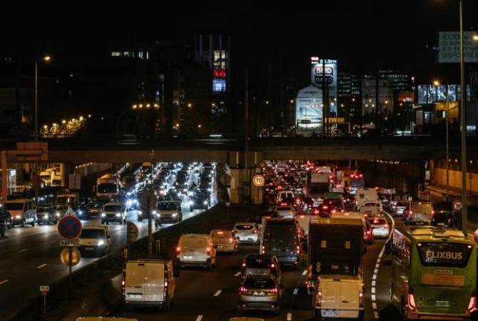 СМИ: пробки на подъездах к Парижу из-за забастовки транспортников растянулись на 400 
км
