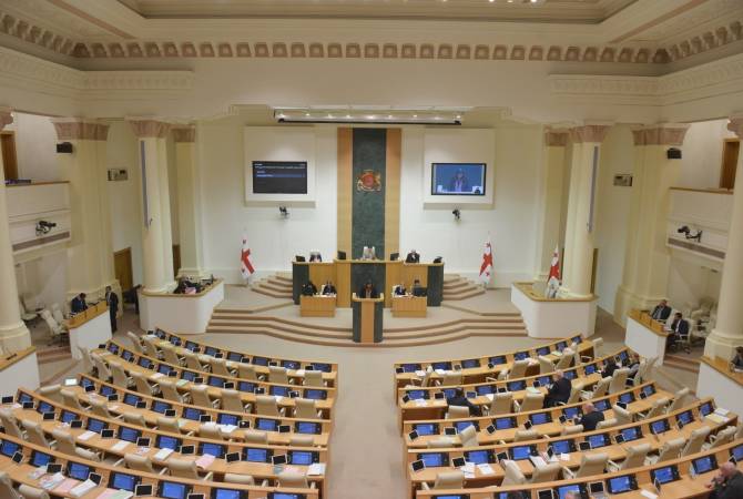 Эвакуация в парламенте Грузии - оппозиция разлила в зале заседаний подозрительную 
жидкость
