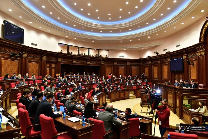 ԱԺ նիստը մեկնարկեց Սենատում Հայոց ցեղասպանության բանաձևի ընդունմանն 
ուղղված ծափահարություններով