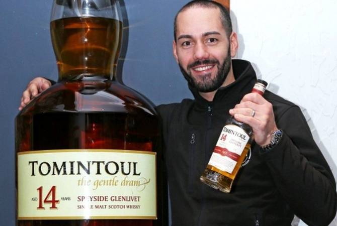 На аукционе в Шотландии продали самую большую в мире бутылку виски